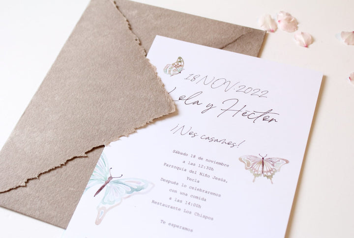 Invitaciones de boda con mariposas y sobre artesano
