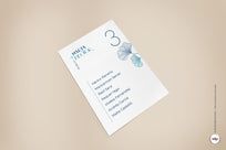Seating plan de boda con listas de mesa con flores modernas aurum azul