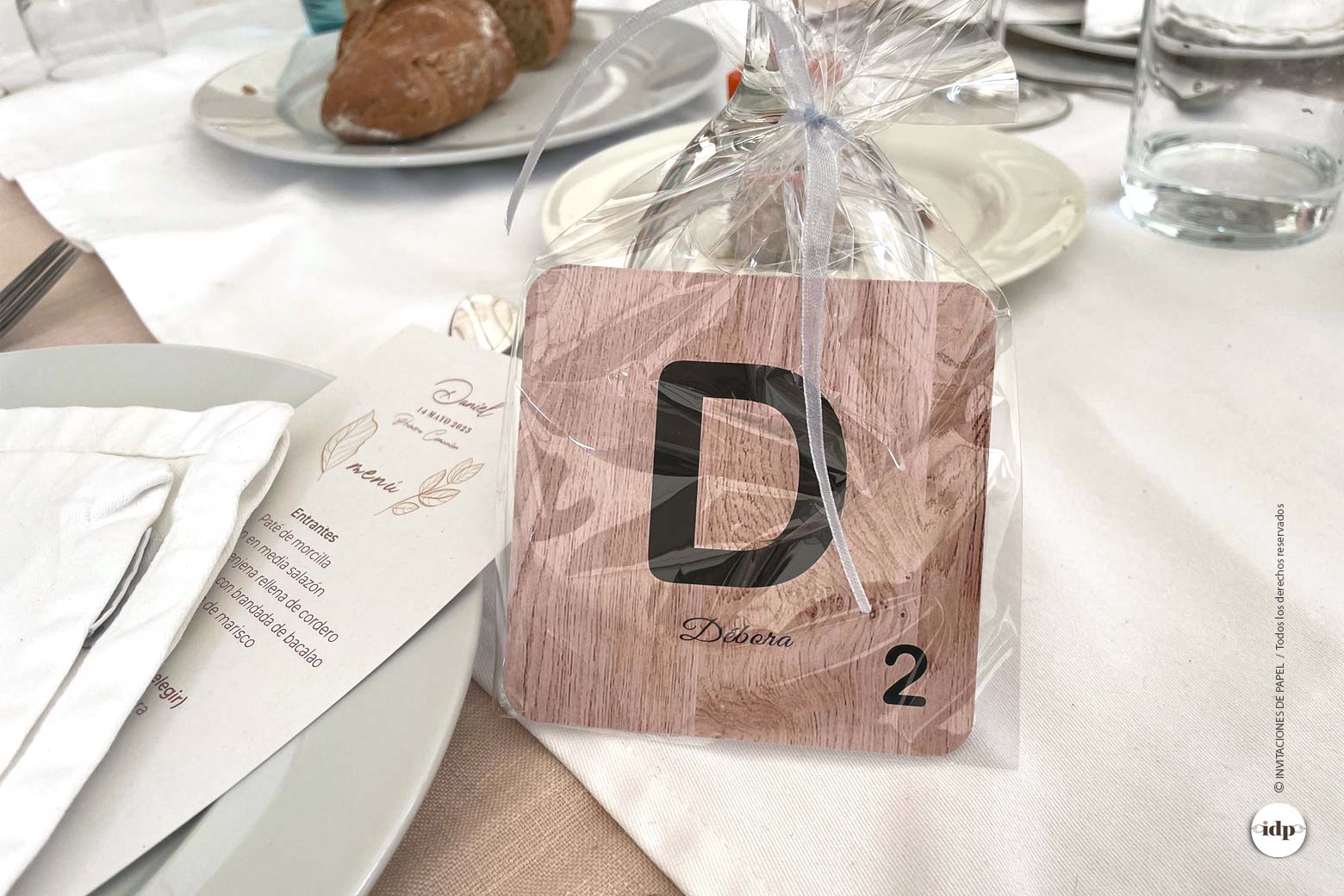 Marcasitios para boda con inicial en letra de scrabble